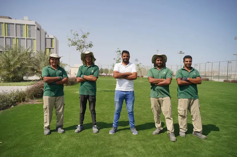 فريق يارد سكيب أثناء تنفيذ أعمال الزراعة